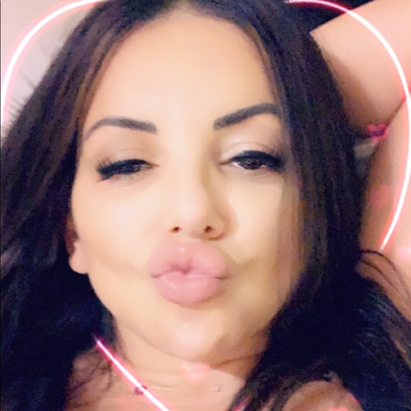 Meet your Posher, Angie - Picture 3 of 4